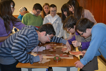 Momento de la formación del otro grupo a través de la realización de un puzzle.